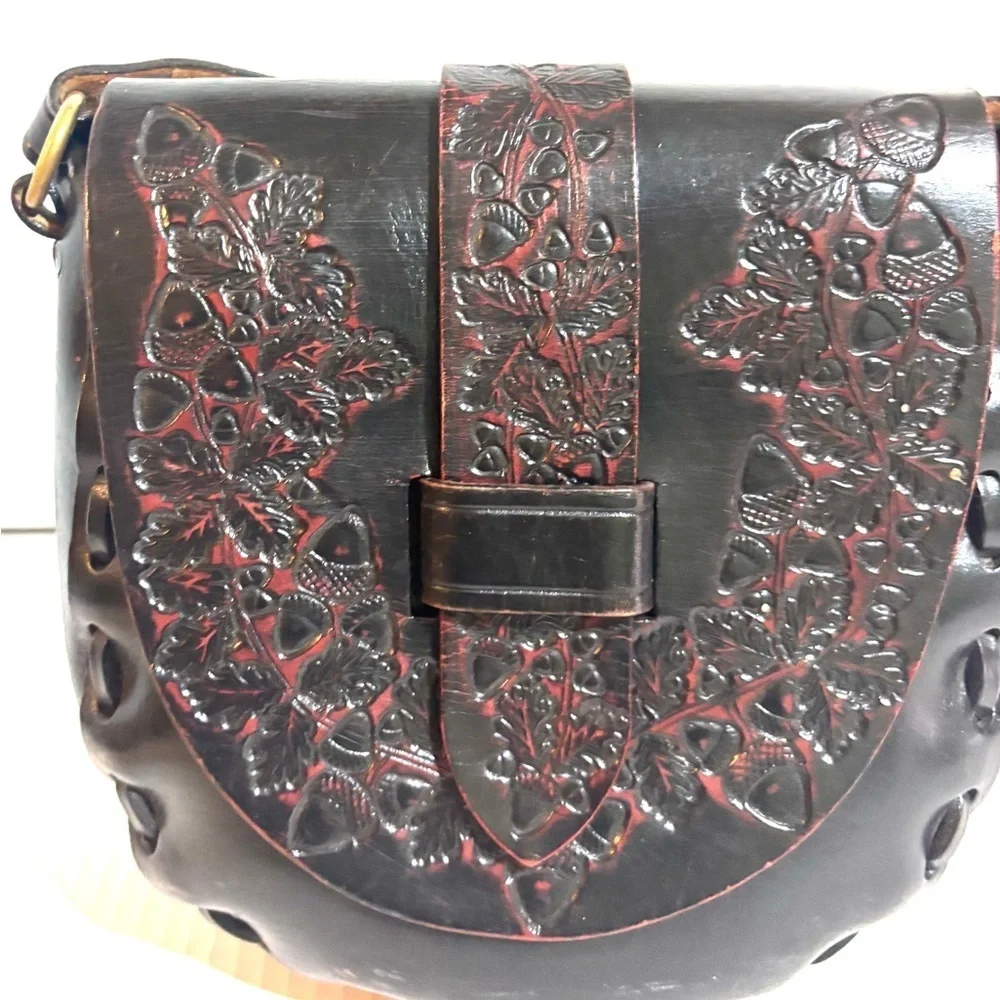 Vintage Elegant Black Leather Shoulder/ crossbody Bag